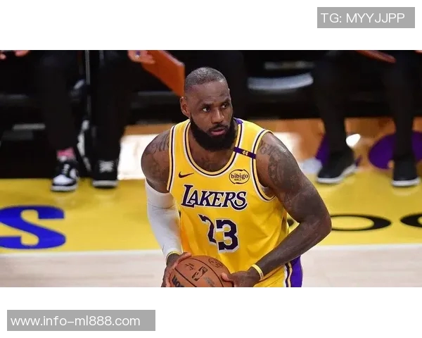 亚当斯边叫疼边偷瞄镜头ESPN配詹姆斯搞笑表情引发热议